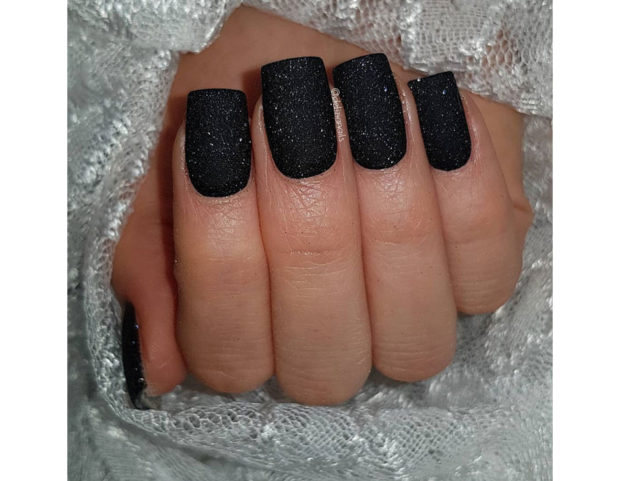 Smalto nero opaco con glitter