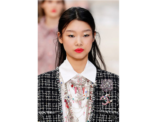 Il rossetto fucsia caldo con una punta di rosso da Chanel.