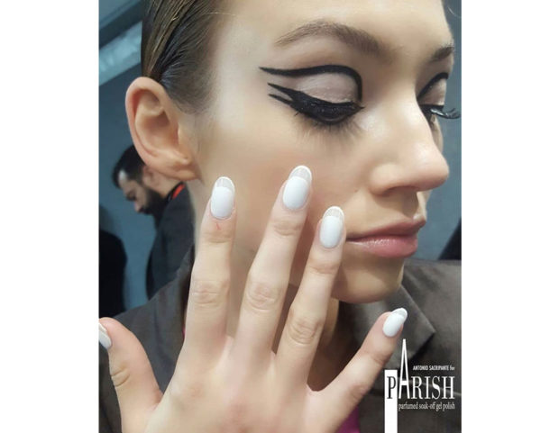 Manicure bianco latte