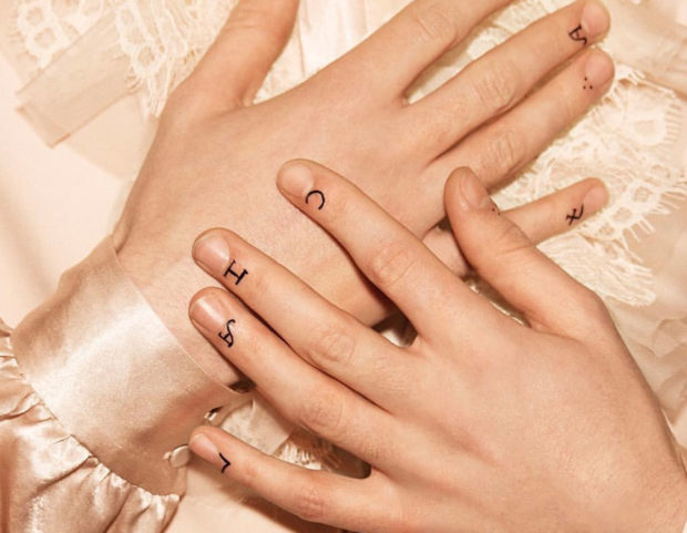 Lettering manicure