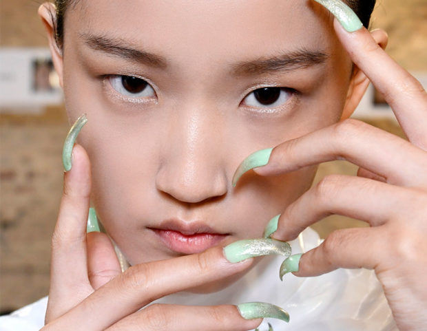 Manicure verde pastello