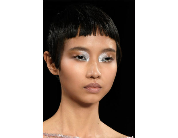 Baby fringe su capelli corti.