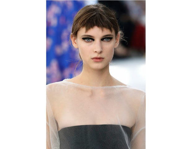 Baby fringe frastagliata dal look punk-rock.
