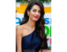 Onde morbide con riga laterale per Amal Clooney. Photo credit: Getty Images