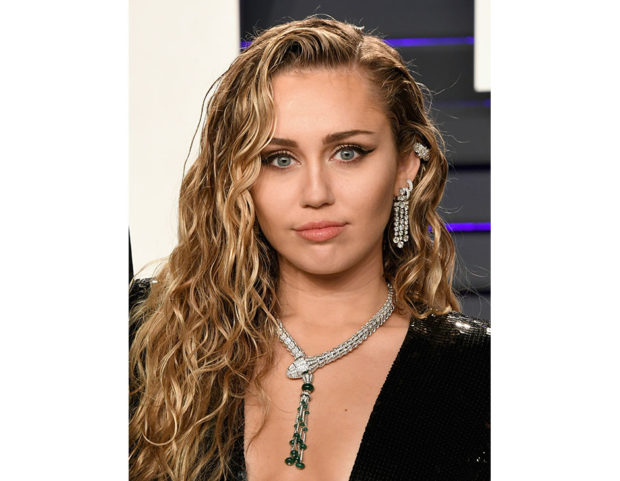 Le onde a effetto bagnato di Miley Cyrus. Photo credit: Getty Images