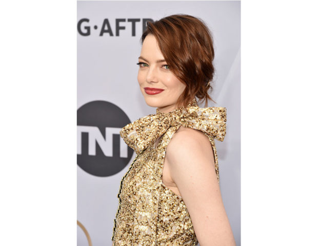 Un raccolto morbido per i capelli medi di Emma Stone. Photo credit: Getty Images