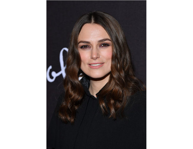 Onde piatte strutturate per Keira Knightley.