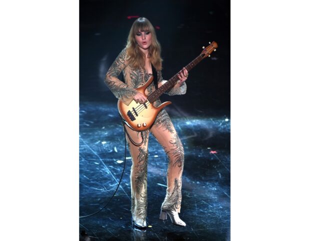 Victoria dei maneskin look Etro finale sanremo2021
