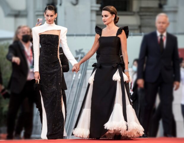 venezia 78 look red carpet Milena Smit penelope cruz