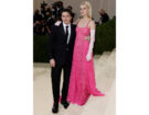 Brooklyn-Beckham-in-Valentino-e-Nicola-Peltz-in-Valentino-Couture ansa