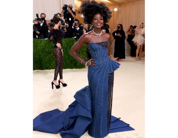 Lupita-Nyong’o-in-versace