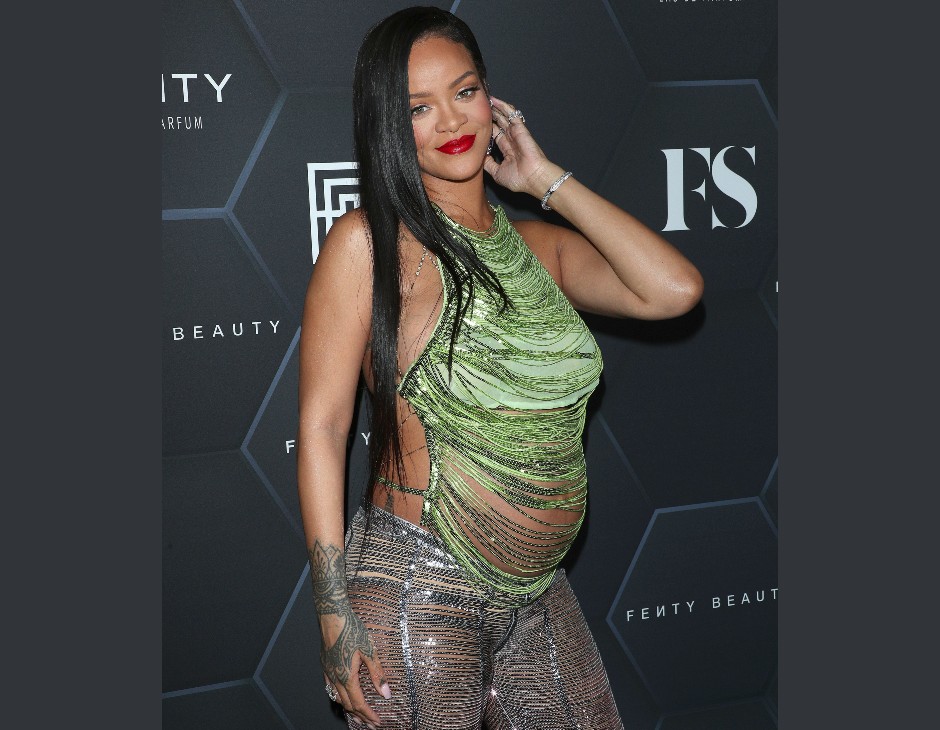 rihanna mostra il pancione