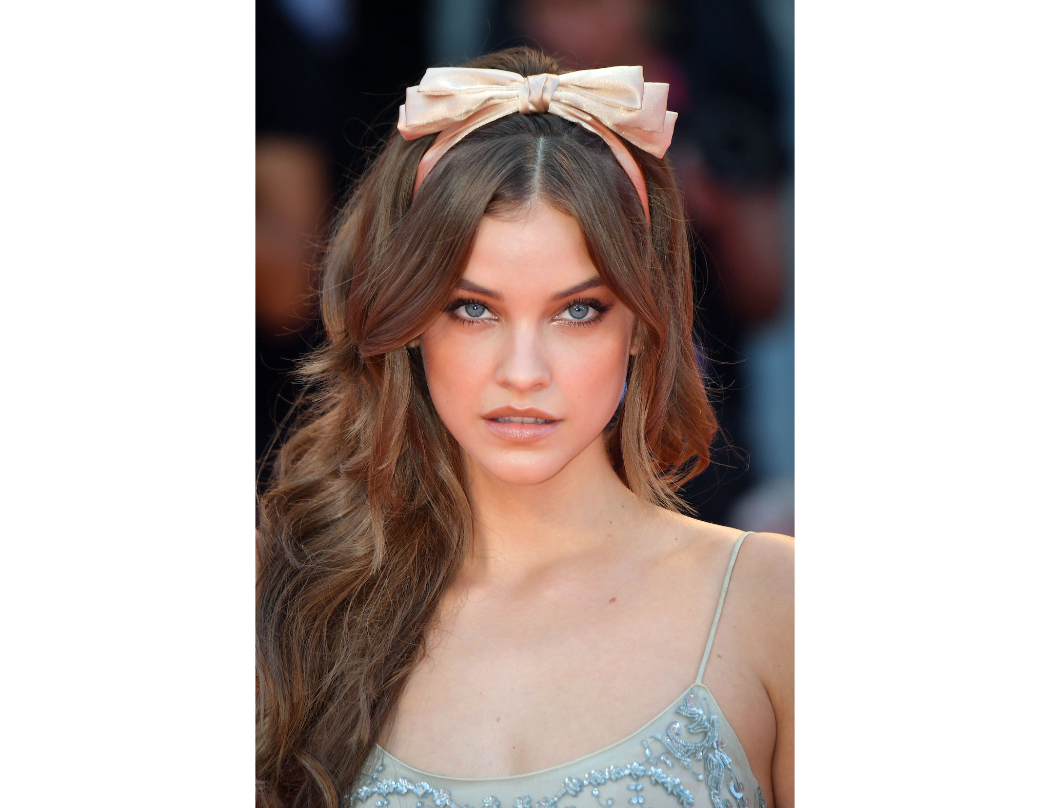 Getty Images Palette neutra e accessori glam per Barbara Palvin