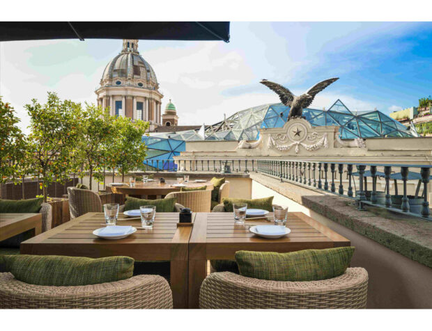 La terrazza panoramica del ristorante Zuma Roma, all’ultimo piano di Palazzo Fendi